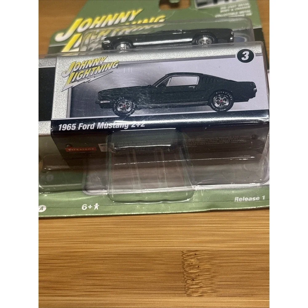 JOHNNY‎ LIGHTNING 1965 FORD MUSTANG 2+2 FASTBACK -IVY GREEN POLY